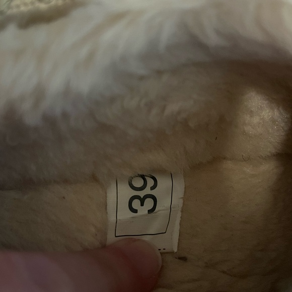 EUC UGG Women’s Platform Suede Moccasin/Clog with fur inside Size 8! - Picture 14 of 16